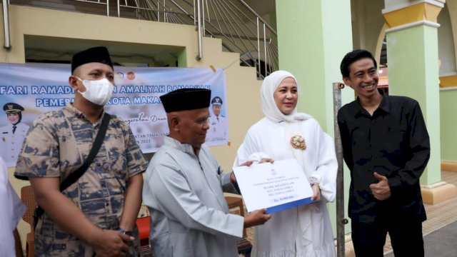 Wakil Wali Kota Makassar Fatmawati Rusdi serahkan dana Hibah pemerintah kota makassar ke Masjid Khaerullah Tamalanrea. 