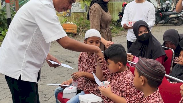 Ketua DPRD Kota Makassar Rudianto Lallo dalam acara buka bersama tokoh masyarakat, Reza Pahlevi di Kompleks Pesona Kelurahan Bangkala, Kec Manggala, pun terlihat Rudianto Lallo membagikan sedekah ke anak-anak yang turut serta hadir di acara tersebut.