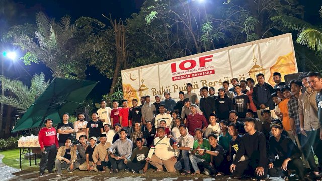 Foto bersama anggota Indonesian Off-Road Federation Pengcab Makassar dalan rangka buka bersama dan pembagia paket lebaran di Hotel MaxOne Taman Makam Pahlawan Makassar.