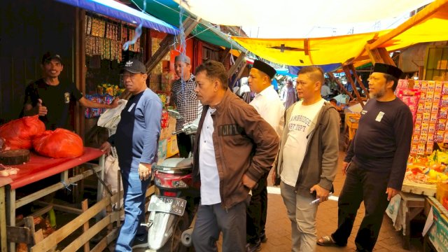 Direktur Umum Perumda Pasar Makassar, Muhajir bersama tim pamtau lakukan peninjauan ke sejumlah pasar yakni pasar pabaeng-baeng barat, timur dan pasar panampu juga pasar kalimbu.