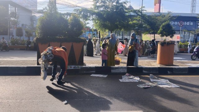Sesuai Instruksi Camat Eang, Sampah Koran Bekas Sholat Idul Fitri Bersih Dalam Sekejap