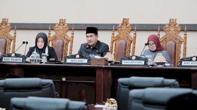 Wakil Wali Kota Makassar Fatmawati Rusdi beserta Wakil Ketua DPRD Kota Makassar Adi Rasyid Ali dalam Rapat Paripurna LKPJ Pemkot Makassar TA 2022 di Gedung DPRD Kota Makassar.
