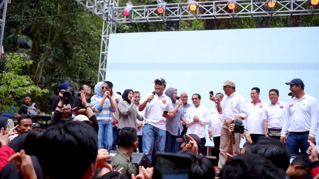 Wali Kota Makassar Danny Pomanto bersama ratusan alumni dalam Temu Nasional Alumni IKA Unhas di Bantimurung, Maros.
