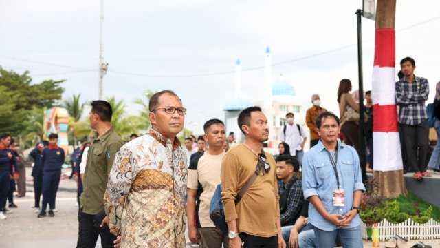 Wali Kota Makassar Danny Pomanto bersama jajaran melihat dan pimpin Gladi Pertunjukan Tari Pakarena yang di peragakan penari di atas 200 kapal nelayan berlokasi di Anjungan Pantai Losari.
