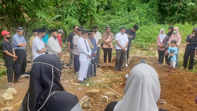 Nampak Wakil Bupati Selayar Saiful Arif serta masyarakat ziarah di pemakaman K.H Hayyung di Makassar, Wabup Selayar juga melakukan ceramah di lokasi tersebut.