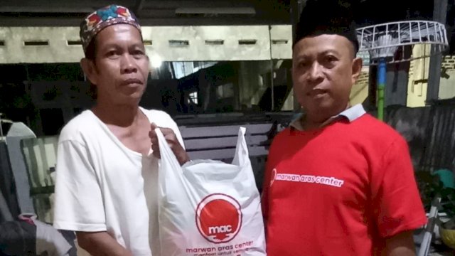 Marwan Aras Center di Makassar Berbagi Sembako ke Dhuafa Jelang Idul Fitri