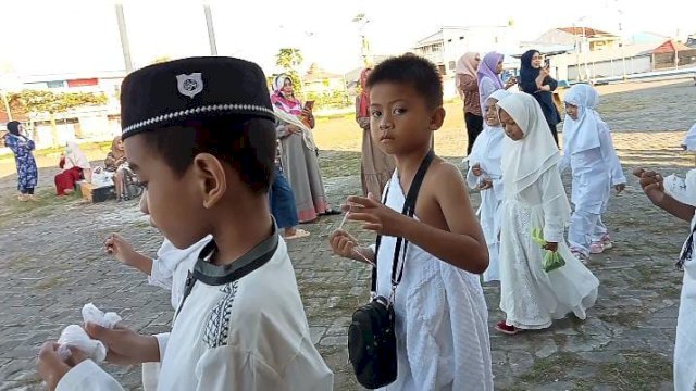 106 Murid TK Anninda Selayar Ikuti Manasik Haji Cilik di Masjid Al-Ikhlas