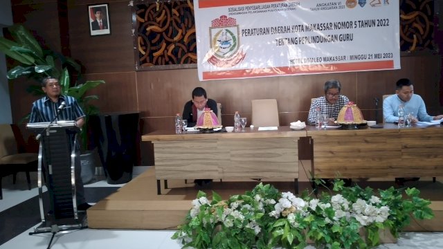 Legislator Makassar, Azwar saat menggelar Sosialisasi Perda Perlindungan Guru.