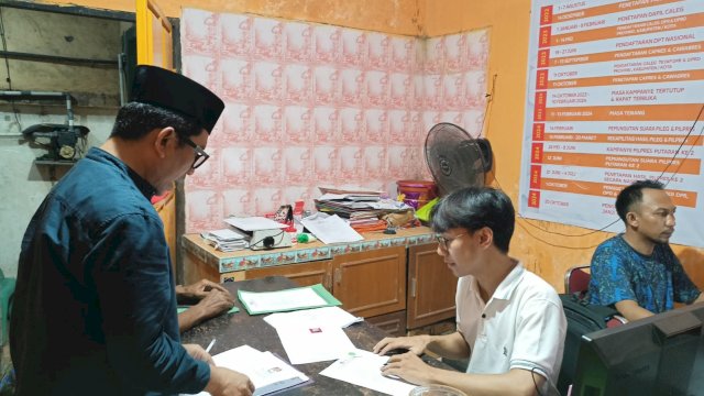 Muchlis Misbah saat mengembalikan berkas Bacaleg ke Partai Hanura Makassar.
