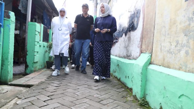 Wawali Makassar saat mengunjungi perumahan kumuh di Makassar.