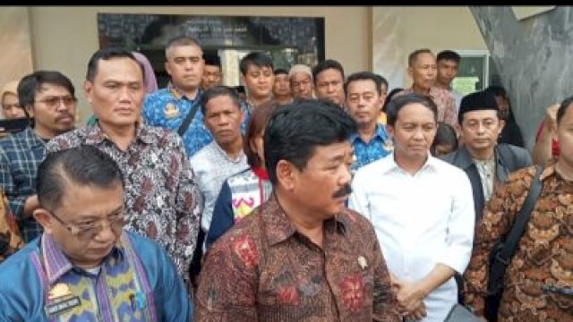 Dihadiri Camat Mariso, Warga Terima Sertifikat Gratis Langsung dari Menteri ATR-BPN