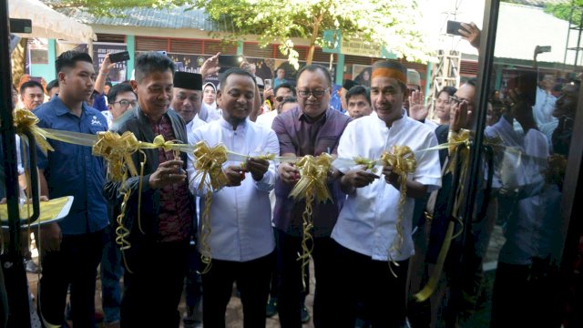 Gubernur Sulsel, Andi Sudirman Sulaiman bersama Rudianto Lallo meresmikan Sekretariat IKA SMA 6 Makassar.