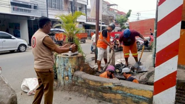 Harun Rani Pimpin Pembersihan Saluran Drainase Cegah Banjir di Kelurahan Maccini