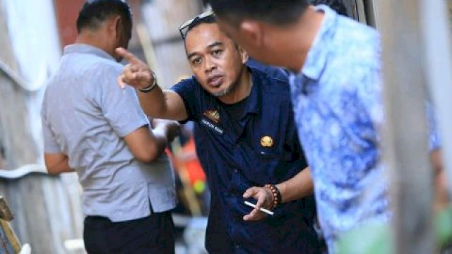 Plt Camat Makassar Pantau Satgas Kebersihan Bersihkan Aliran Drainase Kelurahan Maricaya Baru