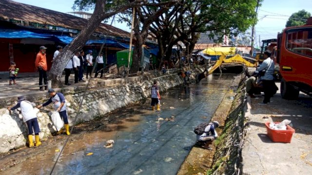 Camat Mariso Bersama Jajaran Dinas PU Pantau Pembersihan Kanal Hati Murni
