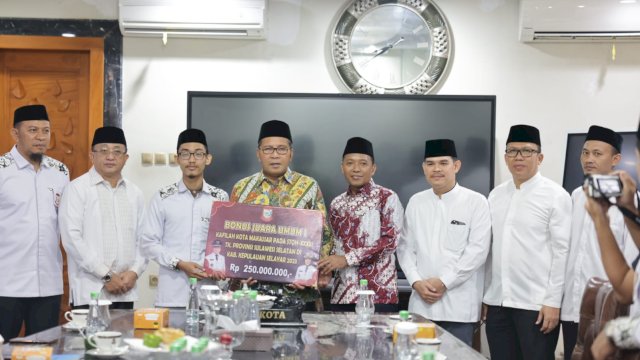 Danny Pomanto Serahkan Bonus Rp145 Juta Kepada Kafilah Makassar Pemenang Kompetisi Tilawatil Qur&#8217;an dan Hadits