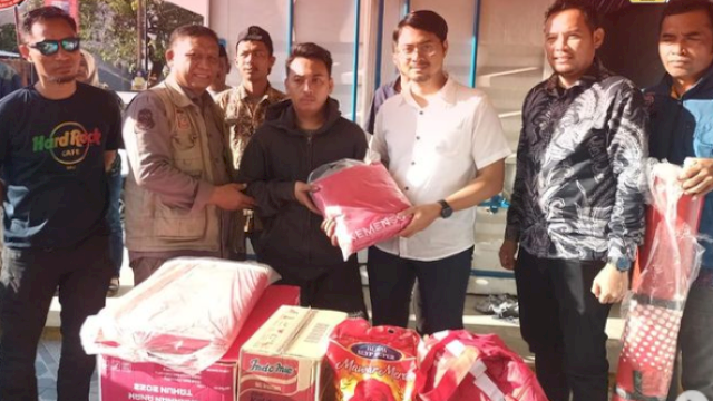 Dinsos Makassar Bersama Ketua Forum Kemanusiaan Serahkan Bantuan Korban Kebakaran di Rappojawa