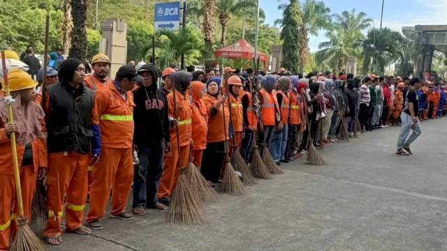 Kecamatan Mariso Laksanakan Sabtu Bersih di Jalan Metro Tanjung Bunga