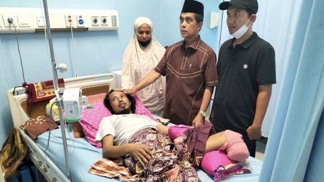 Hati Wabup Saiful Arif Terenyuh Kala Jenguk Pasien Asal Selayar di RS Wahidin yang Kakinya Diamputasi