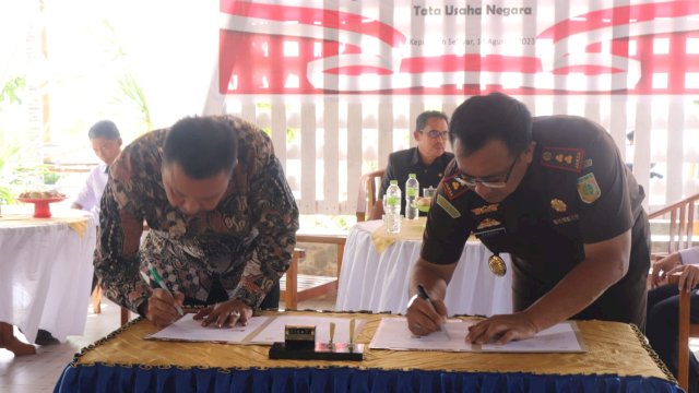 Bupati Basli Ali Tanda Tangani MoU Bersama Kajari Kepulauan Selayar