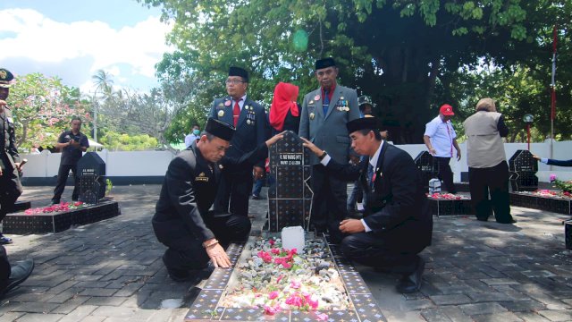 Upacara Ziarah dan Tabur Bunga di Taman Makam Pahlawan Barugaiya