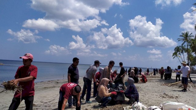 Kemarin Di Appatana, Aksi Bersih Pantai Hari Ini Di Sumingi