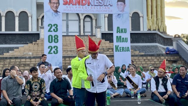 RTQ saat mengenakan Jaket AMK ke Sandiaga Salahuddin Uno.