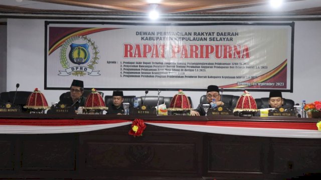 Rapat Paripurna DPRD, Saiful Arif Sampaikan Pendapat Akhir Bupati