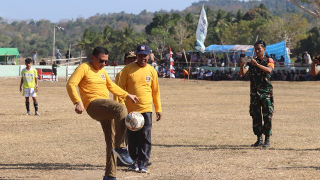Buka Turnamen Sepak Bola Bupati Cup V 2023 di Pulau Jampea, Bupati Basli Ali Harap Lahir Atlit Berprestasi
