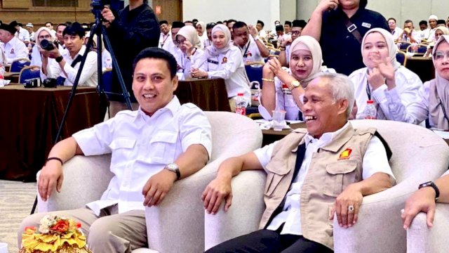 Wabup Pangkep Syahban Sammana saat berbincang dengan Ketua DPD Gerindra Sulsel, Andi Iwan Darmawan Aras.