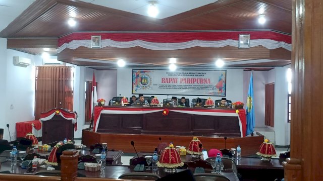 Rapat Paripurna DPRD, Wabup Saiful Arif Bacakan Pendapat Akhir Bupati Tentang Ranperda Perubahan APBD 2023