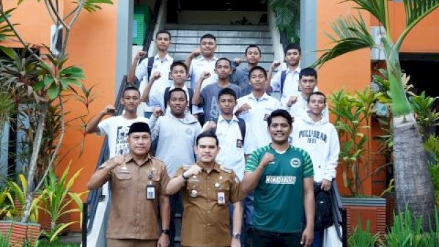 Ari Fadli Semangati Tim Sepakbola Kecamatan Mamajang Berlaga di Liga Anak Lorong Soekarno Cup