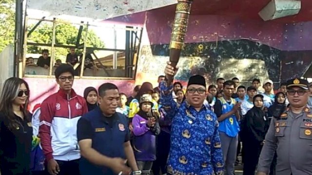 Camat Rappocini Semangati Kontingen Porkot VIII Makassar Usai Nyalakan Api Kirab Obor