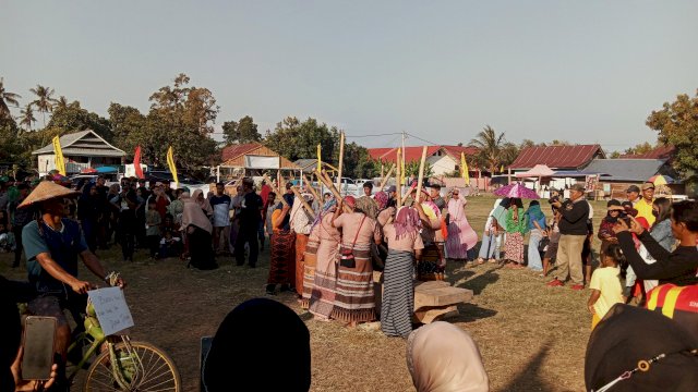 Sejumlah Ibu-ibu Desa Pattedong Selatan menampilkan seni pertunjukkan Ma'Balendo dalam kegiatan Pesta Panen.