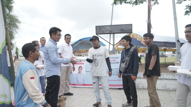 Perdana Tahapan Kampanye, Tim Kampanye Daerah Prabowo Gibran Kepulauan Selayar Bagi-bagi Makan Siang Dan Susu Gratis Untuk Masyarakat Kota Benteng