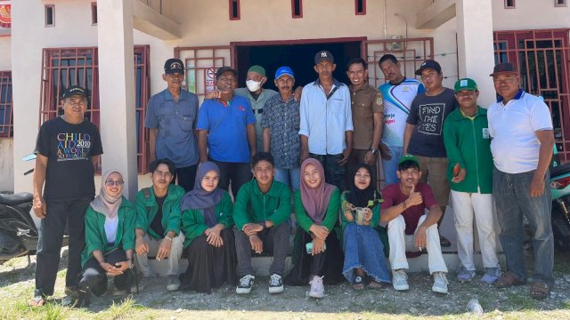 Mahasiswa KKN UIN Alauddin Posko 9 Terapkan Pembuatan Pestisida Alami KIMDAS di Sidrap