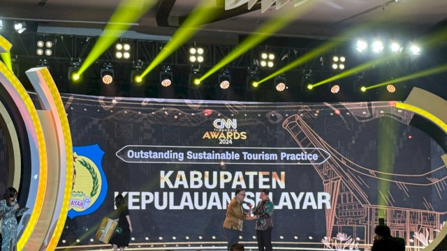 Bupati Basli Ali Terima Penghargaan dari CNN Indoensia Awards 2024