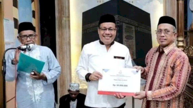 Dukung Program Keagamaan, Sekwan DPRD Makassar Salurkan Dana Hibah di Masjid Besar Al-Amin