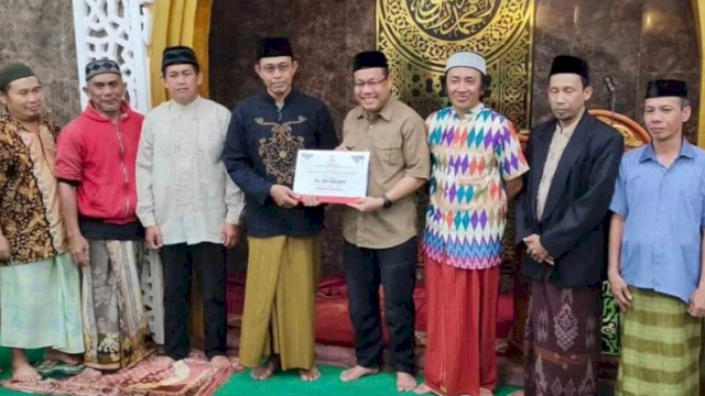 Safari Ramadhan, Sekwan DPRD Makssar Serahkan Dana Hibah Pemkot di Masjid Jannatul Firdaus