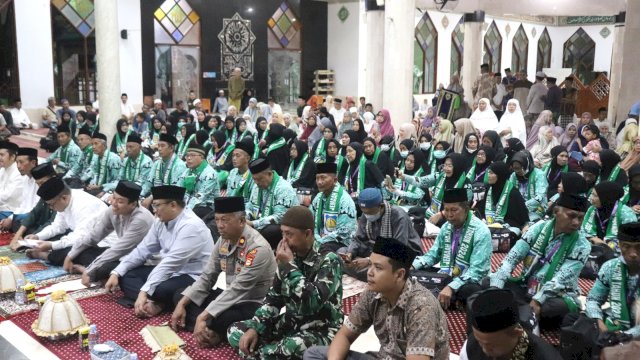Sekda Kepulauan Selayar Melepas Jemaah Calon Haji Menuju Asrama Haji Sudiang Makassar