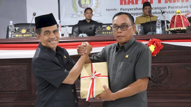 Wabup Kepulauan Selayar Menyerahkan Ranperda Tahun Anggaran 2023 Kepada DPRD