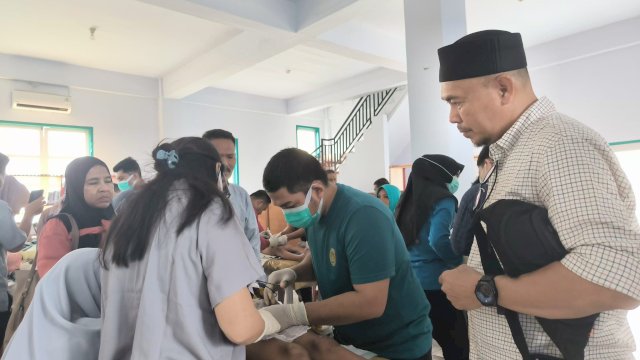 Ketua IDI Selayar Hazairin Nur Pantau Langsung Khitanan Massal PD Muhammadiyah