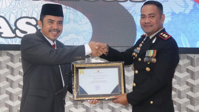 Bupati Basli Ali Anugrahkan Dua Penghargaan Kepada Korps Bhayangkara Selayar