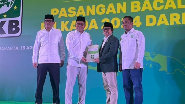 Cak Imin saat menyerahkan rekomendasi B1KWK kepada Danny-Azhar.