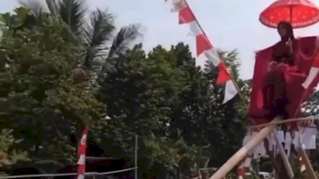 Viral Lomba Panjat Pinang Berhadiah Janda Muda