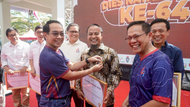 Andi Sudirman Raih Penghargaan ‘Alumni Fakultas Teknik, Rektor Unhas: Selamat Pak Gub