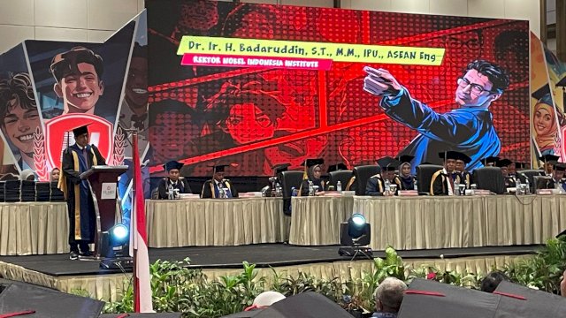 Angkat Tema Superhero Ala Marvel, Nobel Indonesia Kukuhkan 327 Wisudawan