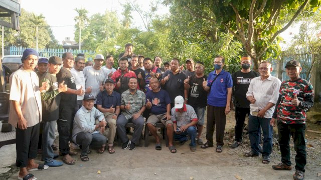 Di ‘Kolong’ Rumah Warga, Cagub Sulsel Andi Sudirman Menyapa Warga Pinrang