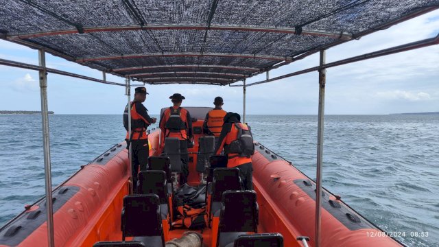 Tim SAR Gabungan saat melakukan evakuasi terhadap nelayan yang kapalnya mengalami mati mesin di Perairan Selayar. (Dok Basarnas)