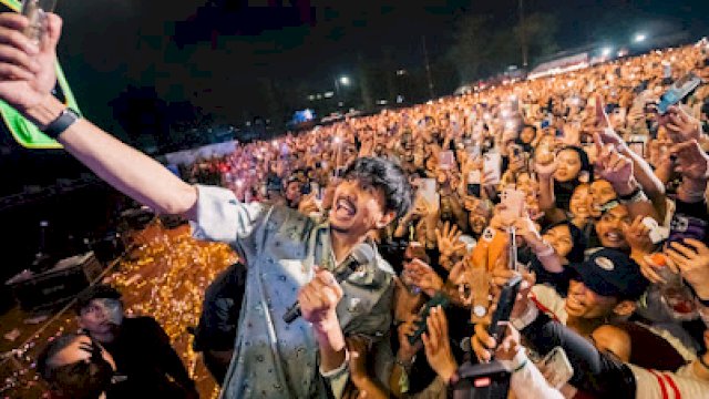 Konser Sheila On 7 &lsquo;Tunggu Aku Di&rsquo; Makassar, Puaskan Dahaga 20.000 Sheila Gank Lewat 21 Lagu Andalan